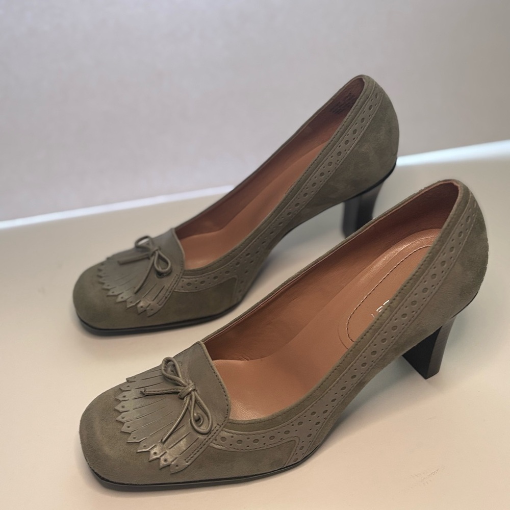 Nine West Grey Leather Suede Heels with Bow and Fringe - Picture 3 of 6